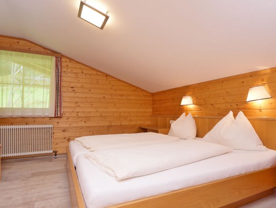 Schlafzimmer mit Mansarde und Doppelbett