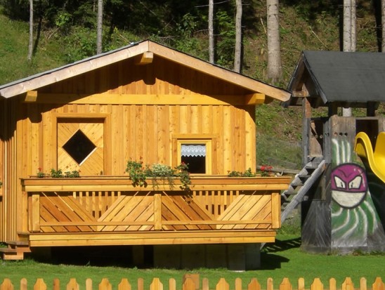 Spielplatz mit Trampolin, Rutsche und Sandkiste in der Pension Claudia